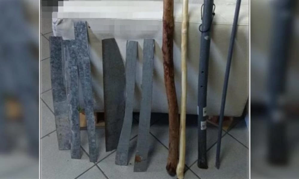 Αυτοσχέδια σπαθιά στη δομή φιλοξενίας μεταναστών στη Ριτσώνα